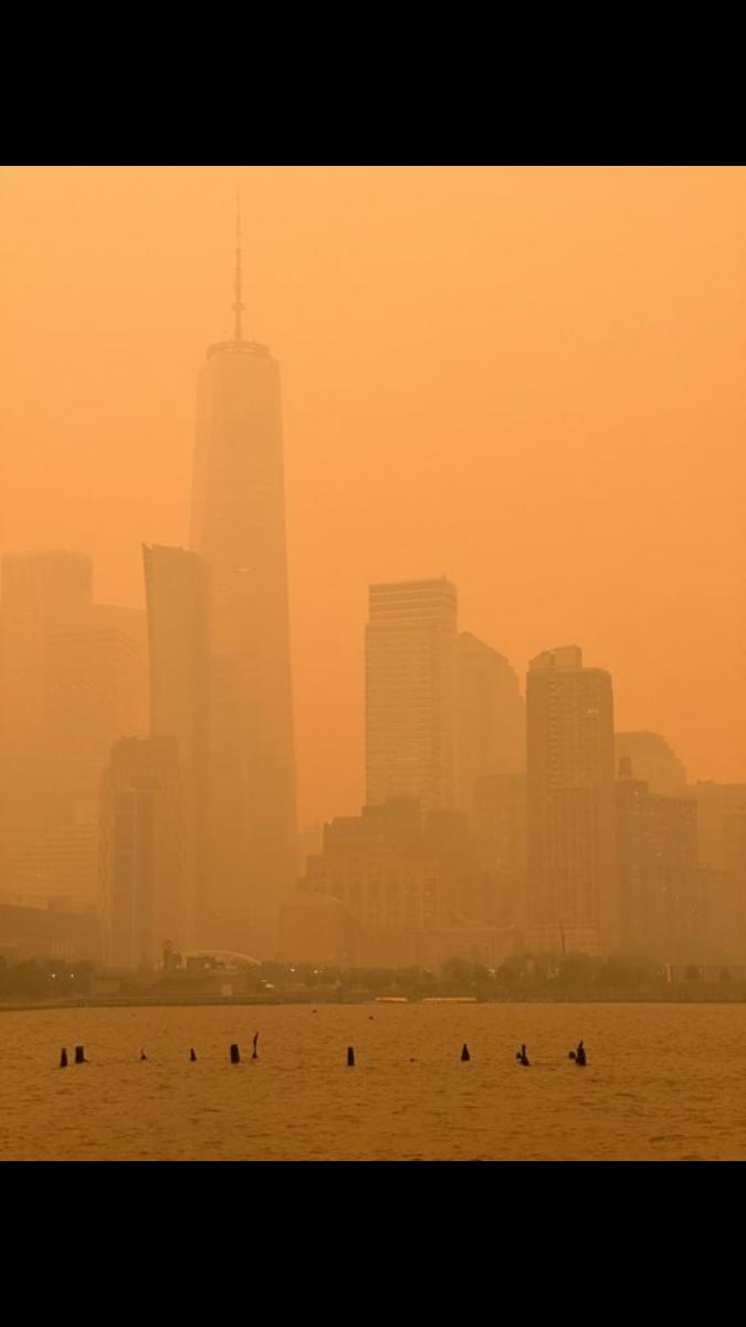 Афіни стали помаранчевими: місто накрив пил із Сахари Афіни стали помаранчевими: місто накрив пил із Сахари