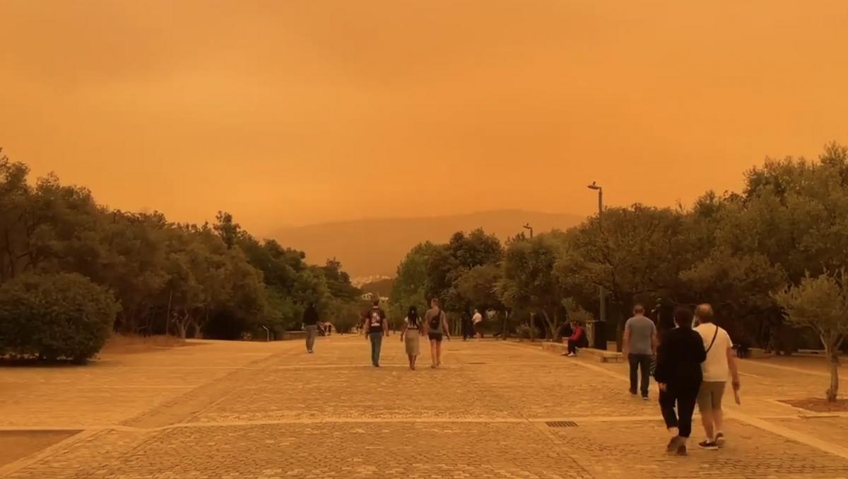 Афіни стали помаранчевими: місто накрив пил із Сахари Афіни стали помаранчевими: місто накрив пил із Сахари