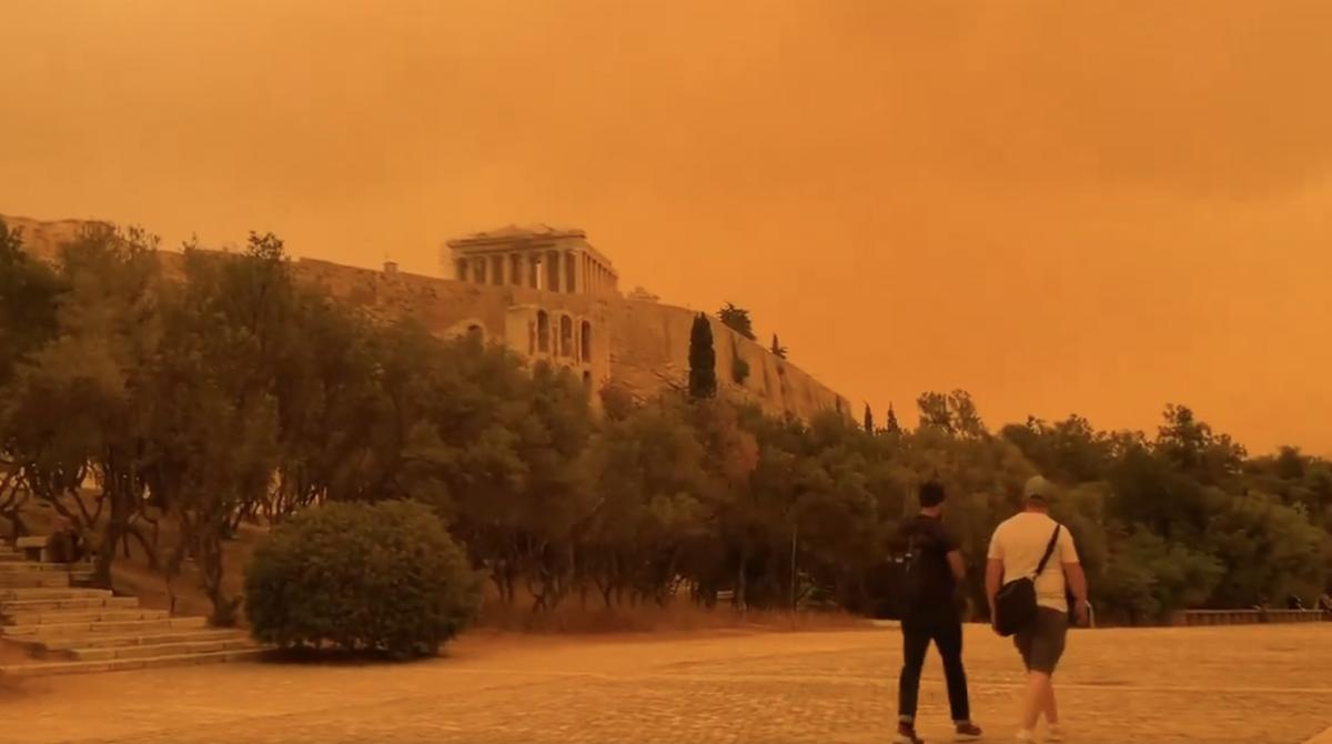 Афіни стали помаранчевими: місто накрив пил із Сахари Афіни стали помаранчевими: місто накрив пил із Сахари