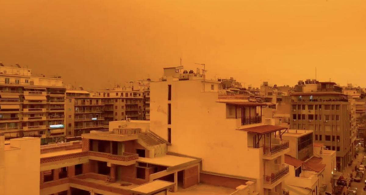 Афіни стали помаранчевими: місто накрив пил із Сахари Афіни стали помаранчевими: місто накрив пил із Сахари