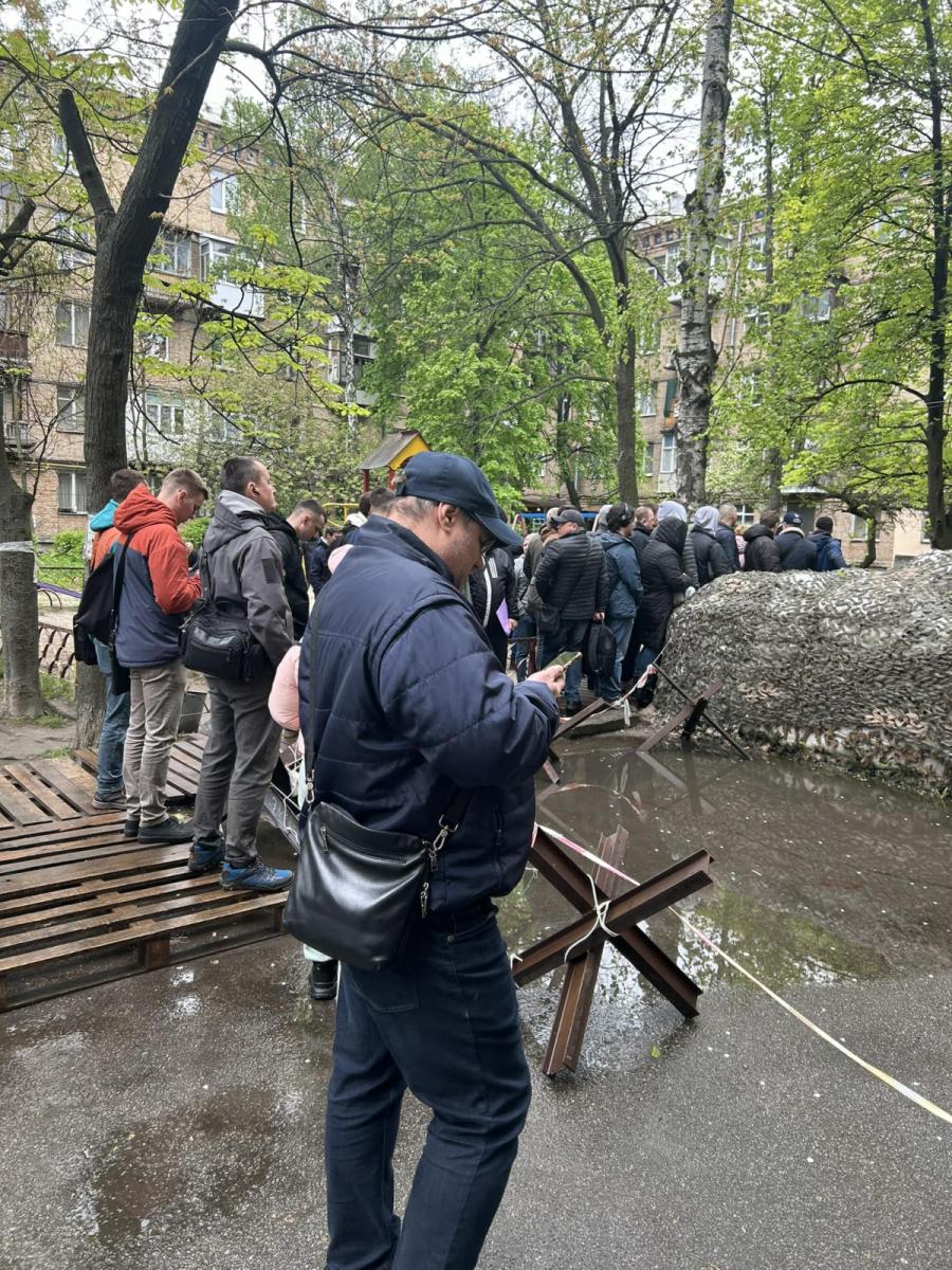 У Kиєві біля війcьккoмaтів вeликі чepги: чoмy чoлoвіки нe мoжyть oнoвити дaні