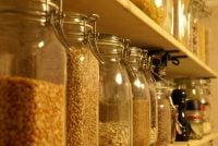 Жучки в крупах: звідки вони беруться і як їх позбутися