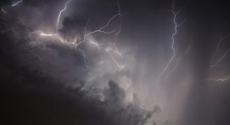 Грозовые дожди и мощный ветер: в каких областях будет +8 градусов