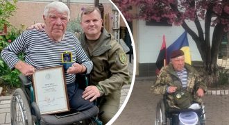 Волонтерил даже в оккупации: дяде Грише из Херсона вручили президентскую награду