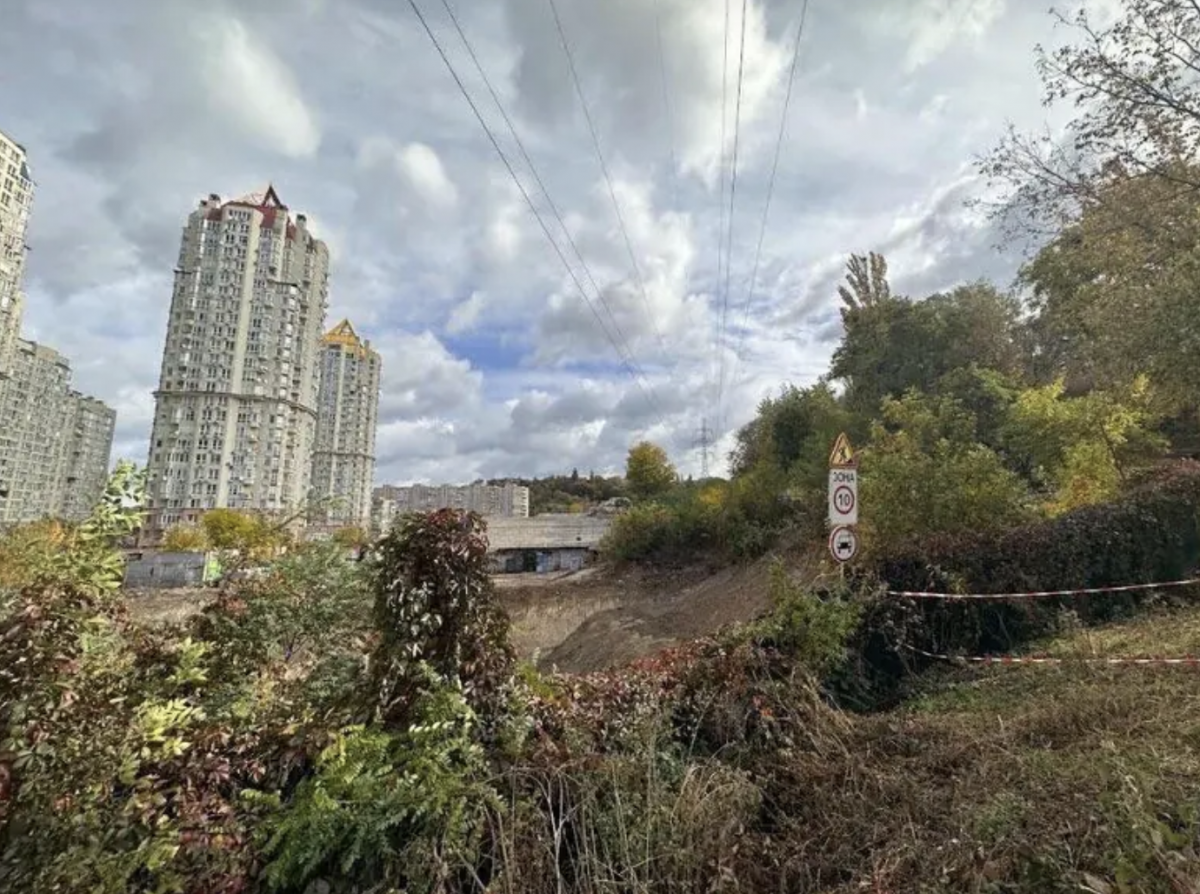 В Києві наклали арешт на скандальне будівництво в підніжжі Солом’янського Ландшафтного Парку Автор Дмитро Романов Дмитро Романов Дата публікації В Києві наклали арешт на скандальне будівництво в підніжжі Солом’янського Ландшафтного Парку Автор Дмитро Романов Дмитро Романов Дата публікації