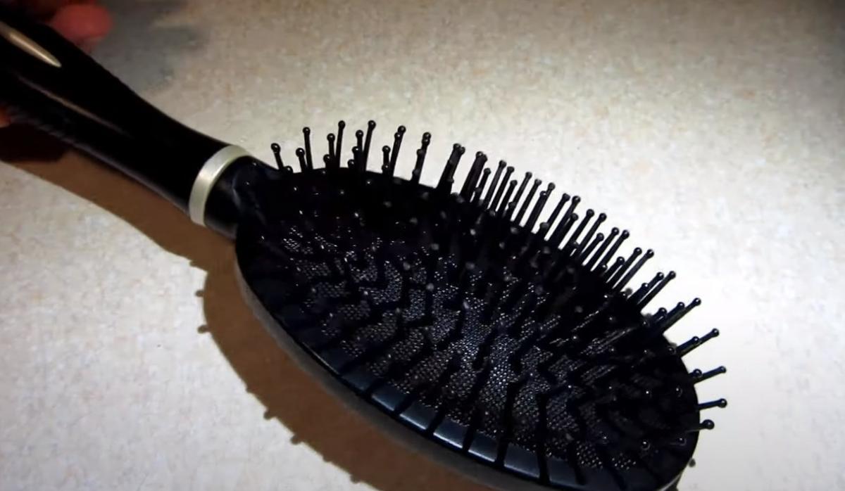 Как можно почистить расческу для волос: очень легкий и простой способ