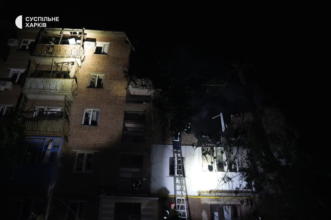 РФ вдарила по 5-поверховому будинку в Харкові РФ вдарила по 5-поверховому будинку в Харкові