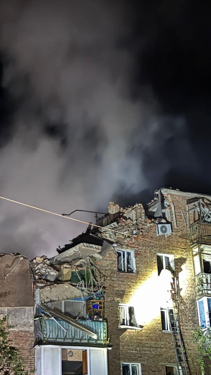 РФ вдарила по 5-поверховому будинку в Харкові РФ вдарила по 5-поверховому будинку в Харкові