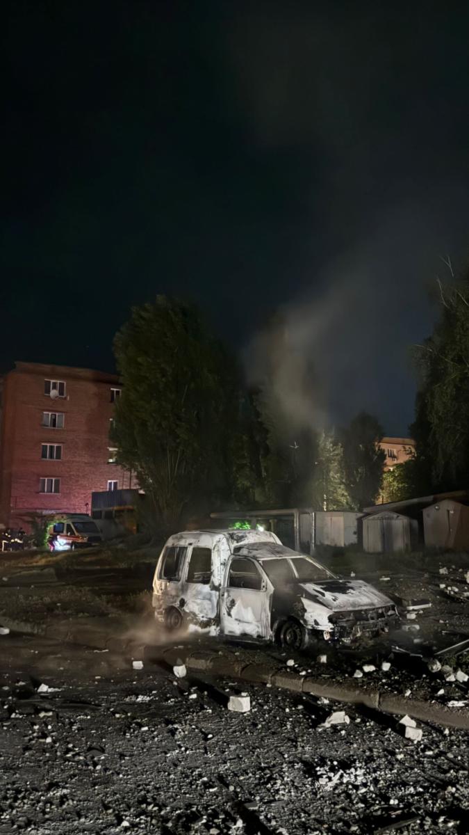 РФ вдарила по 5-поверховому будинку в Харкові РФ вдарила по 5-поверховому будинку в Харкові