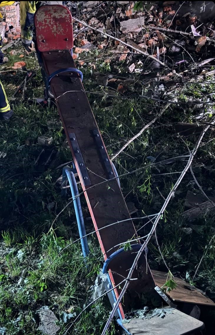 РФ вдарила по 5-поверховому будинку в Харкові РФ вдарила по 5-поверховому будинку в Харкові