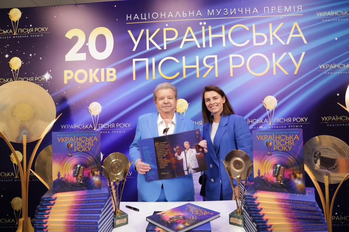 Фото 4 (Автографсесія з нагоди виходу книги 