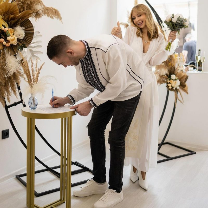 Үйде камераға жалаңаш