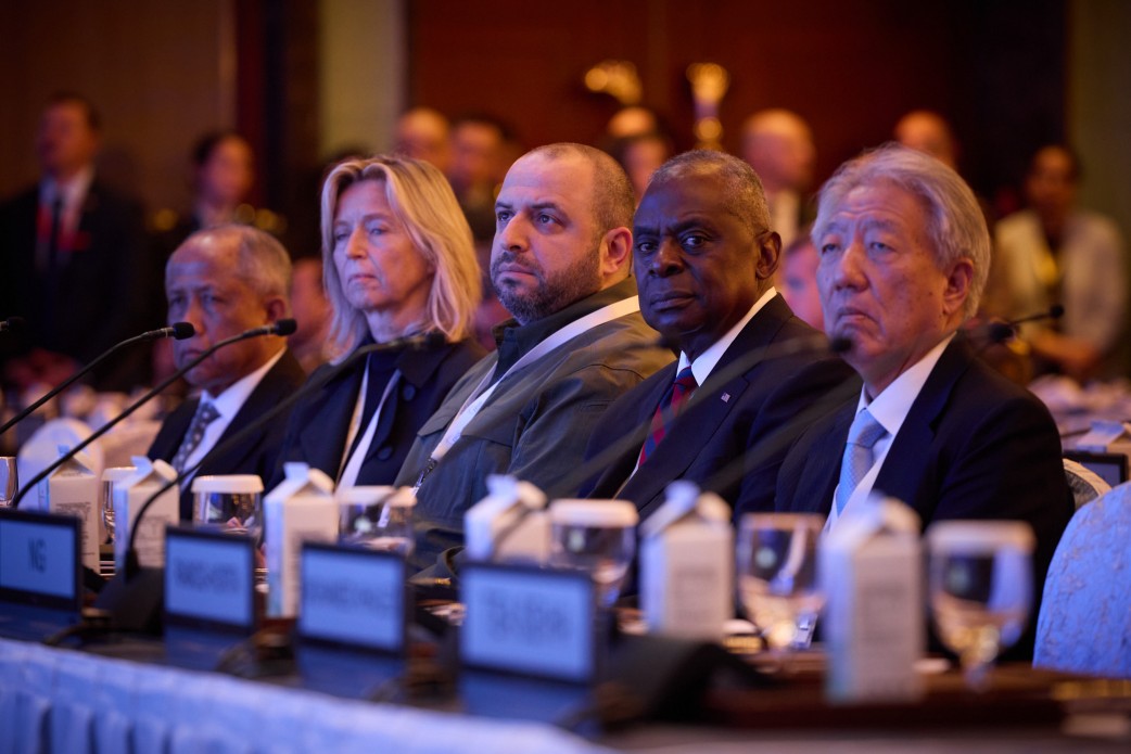 Зеленський у Сінгапурі на пресконференції Діалог Шангрі-Ла