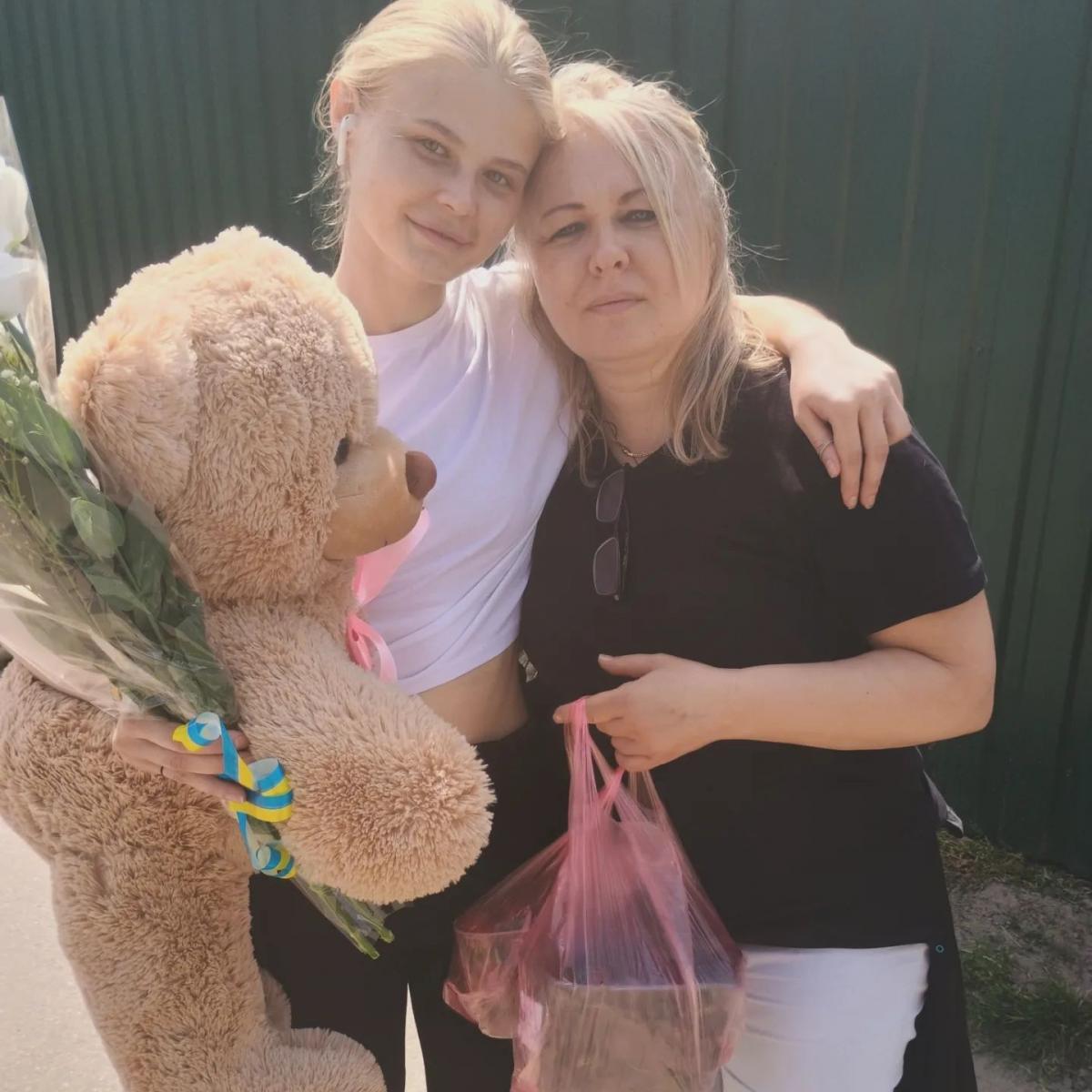 Мар'яна Чечелюк зустрілася з мамою після 2-річного полону Мар'яна Чечелюк зустрілася з мамою після 2-річного полону
