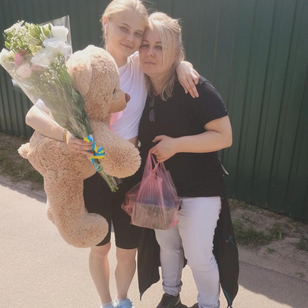 Мар'яна Чечелюк зустрілася з мамою після 2-річного полону Мар'яна Чечелюк зустрілася з мамою після 2-річного полону