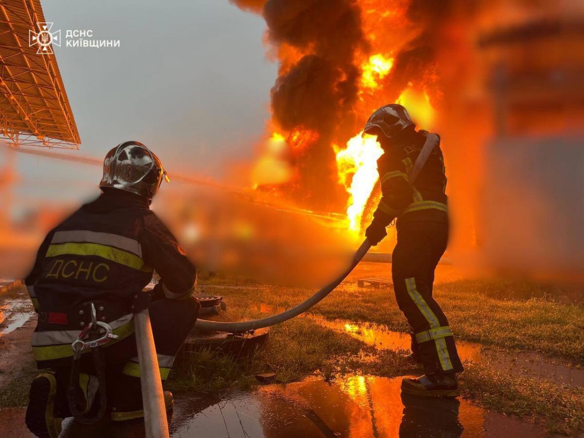 У ДСНС показали, як ліквідовували наслідки атаки на Київщині У ДСНС показали, як ліквідовували наслідки атаки на Київщині