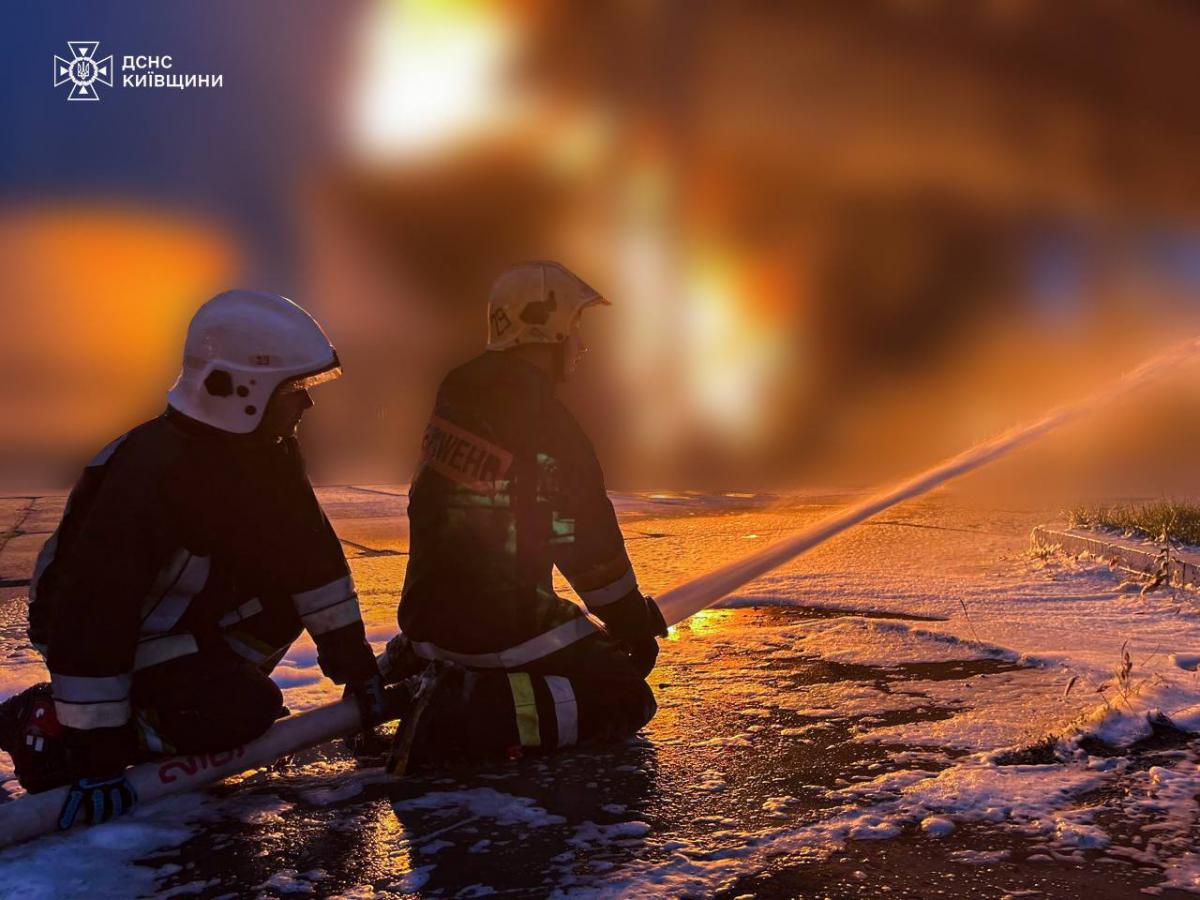 У ДСНС показали, як ліквідовували наслідки атаки на Київщині У ДСНС показали, як ліквідовували наслідки атаки на Київщині