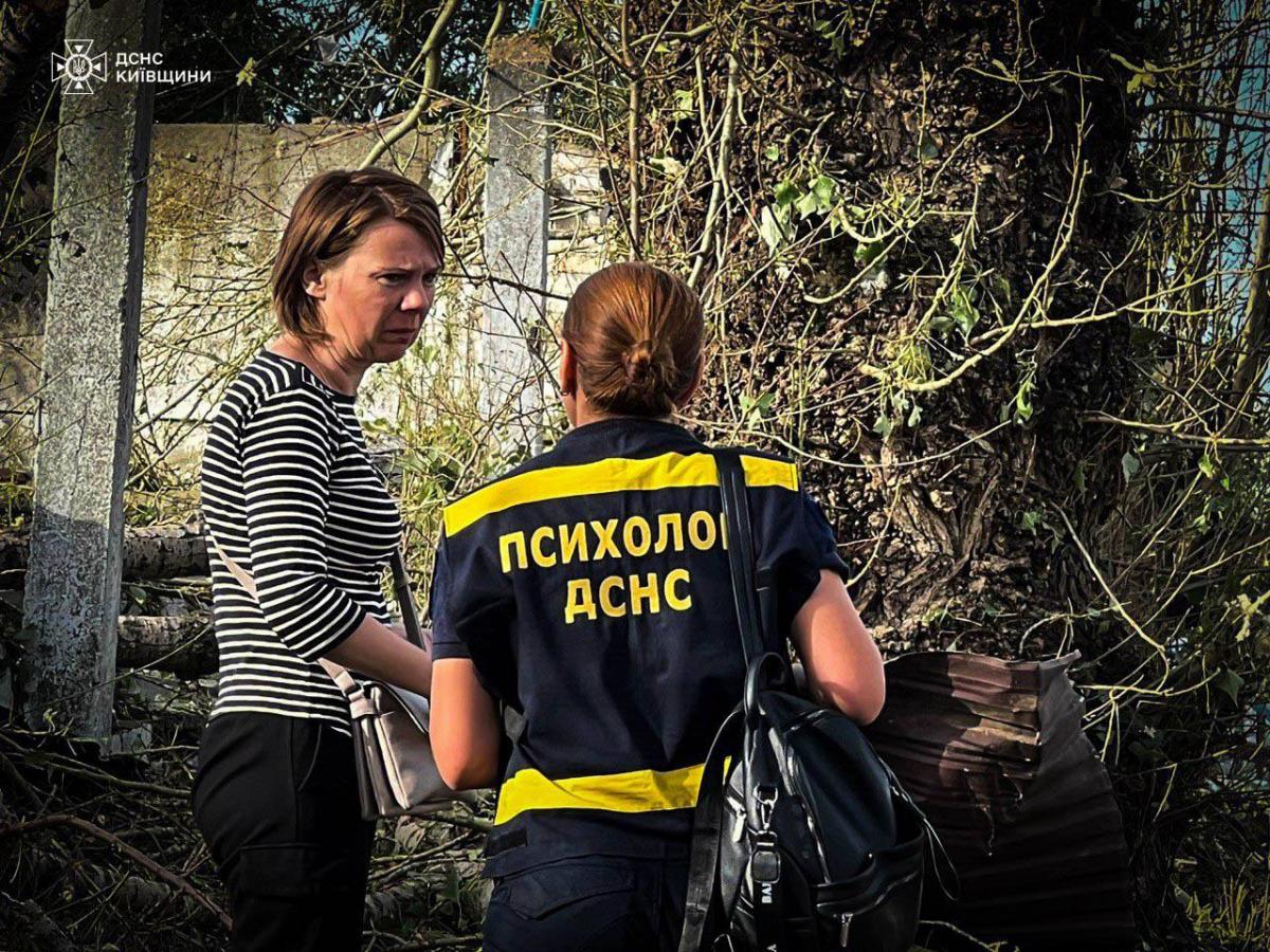 Последствия падения обломков вражеской ракеты в Киевской области