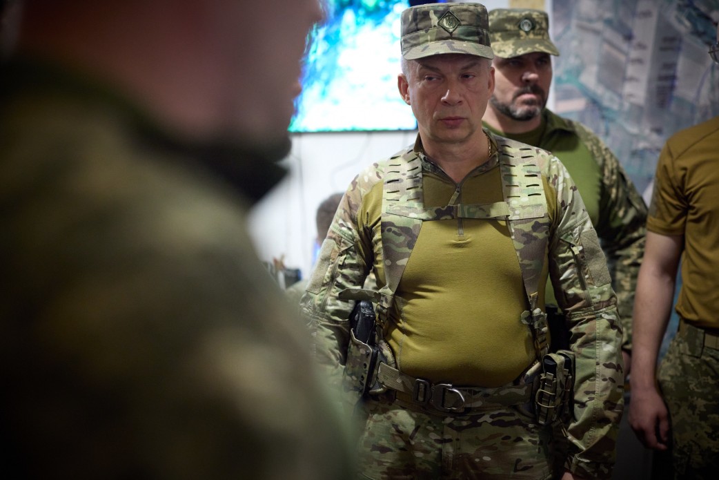 Зеленський представив Андрія Гнатова військовим на Сході