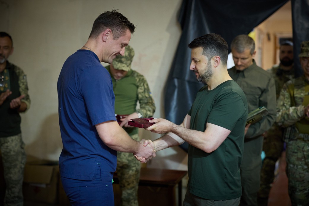 Зеленський представив Андрія Гнатова військовим на Сході