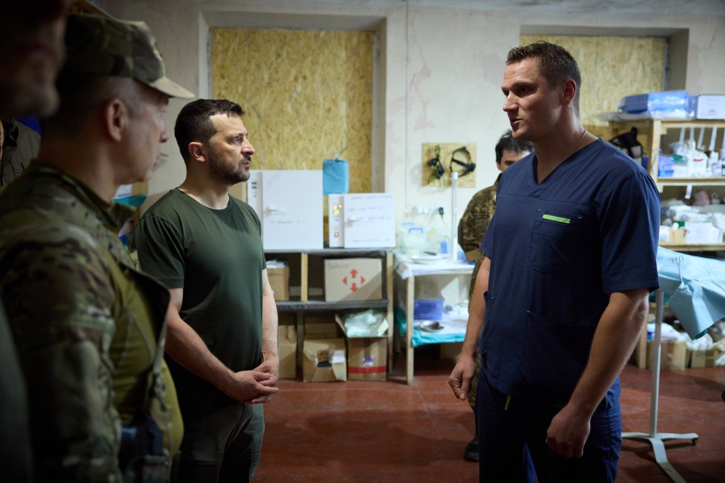 Зеленський представив Андрія Гнатова військовим на Сході