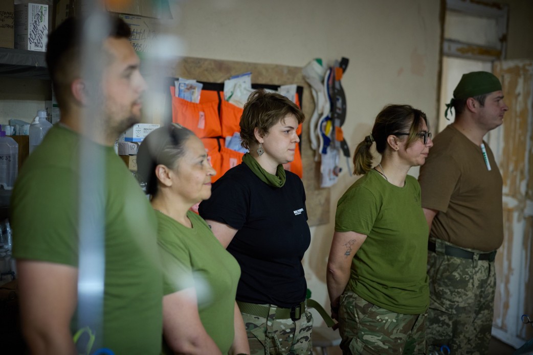 Зеленський представив Андрія Гнатова військовим на Сході