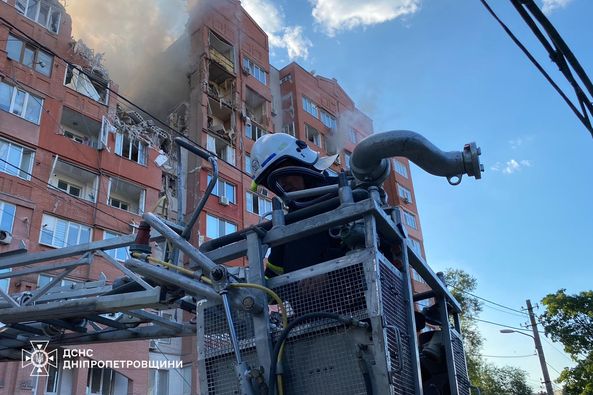 Російська ракета вдарила по житловому будинку у Дніпрі 28 червня