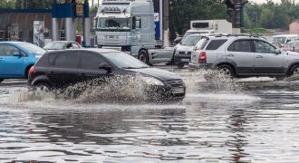 Град, шквалы и грозы: в четырех областях объявили штормовое предупреждение