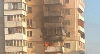 Обломки упали на многоэтажку, произошел пожар: РФ ударила по Киеву ракетой
