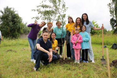 "Гай дитячих снів": у Макарові висадили ще 100 дерев у памʼять про дітей, які загинули внаслідок вторгнення РФ