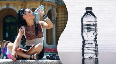 Девушка, вода в пластиковой бутылке Девушка, вода в пластиковой бутылке