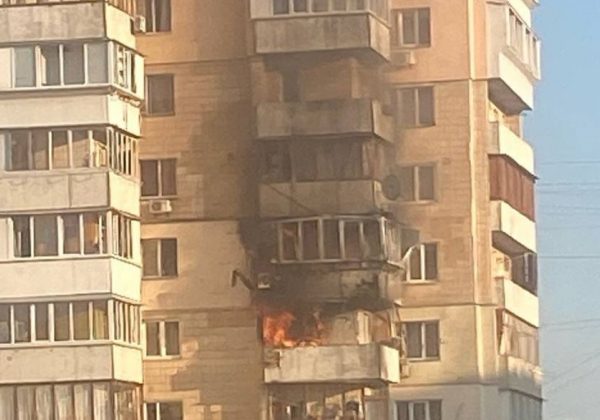 Уламки впали на багатоповерхівку, сталася пожежа: РФ вдарила по Києву ракетою