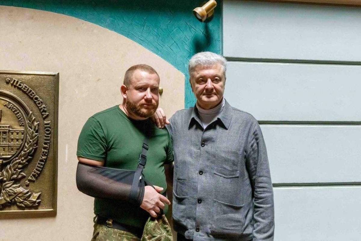 Порошенко приїхав до військових та вдів загиблих воїнів у сорочці за 2250 євро - блогер Порошенко приїхав до військових та вдів загиблих воїнів у сорочці за 2250 євро - блогер