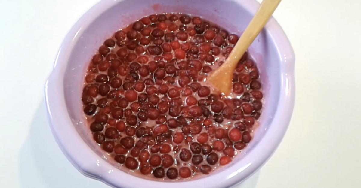 У вишню потрібно додати цукор і перемішувати У вишню потрібно додати цукор і перемішувати