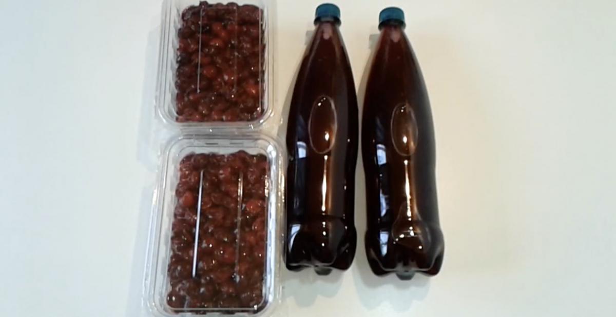 Ягоди та сироп потрібно розділити Ягоди та сироп потрібно розділити