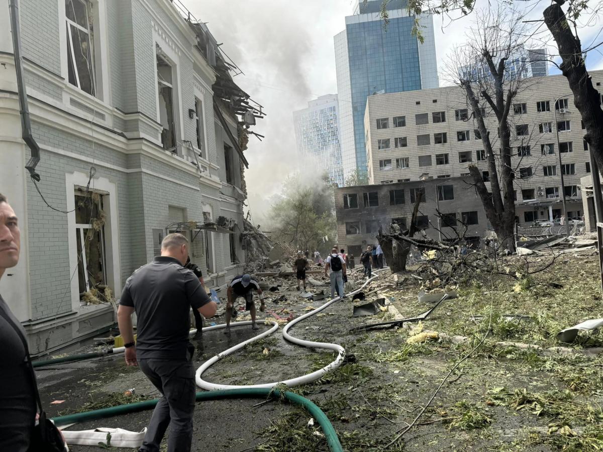 Последствия удара РФ по больнице "Охматдет" Последствия удара РФ по больнице "Охматдет"