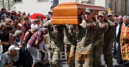 Искали взрывчатку и возле могилы спели песню: как похоронили Фарион во Львове