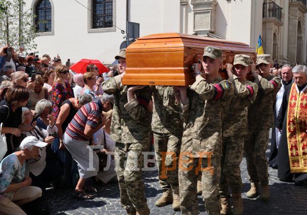 Шукали вибухівку і біля могили заспівали пісню: як поховали Фаріон у Львові