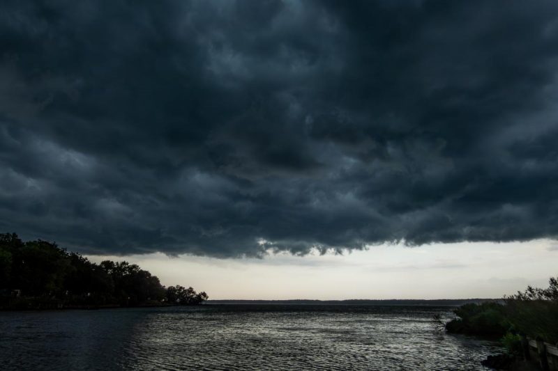 Бешеный ветер и грозы: Украину накрывает мощный шторм