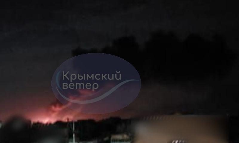 Мощные взрывы в Крыму: горит аэродром "Саки", слышна детонация боеприпасов - СМИ