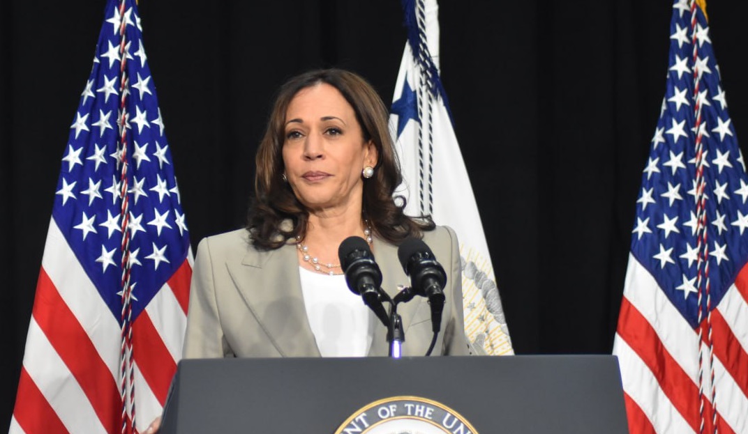 Говорить о том, что Харрис обогнала Трампа, преждевременно, уверен Золотарёв 