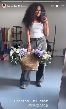 Настя Каменских с букетом от Потапа Настя Каменских с букетом от Потапа