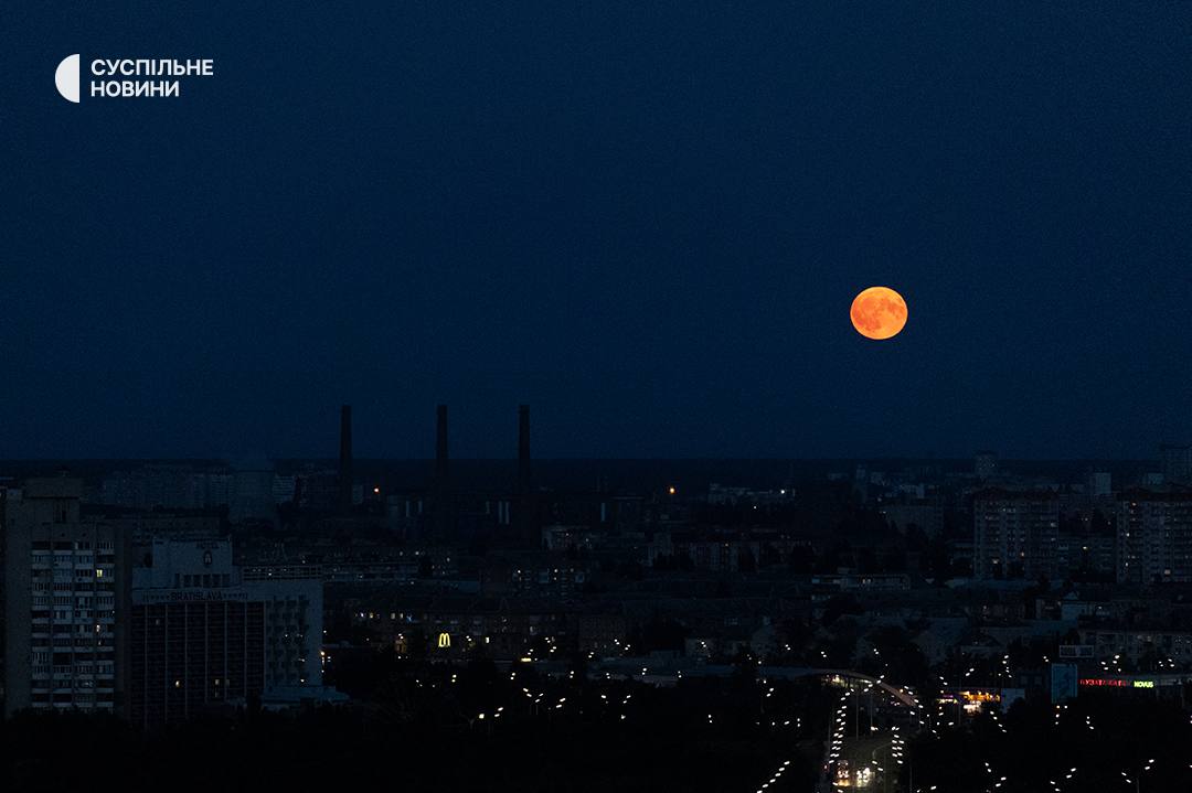 Над Україною зійшов Блакитний Супермісяць Над Україною зійшов Блакитний Супермісяць