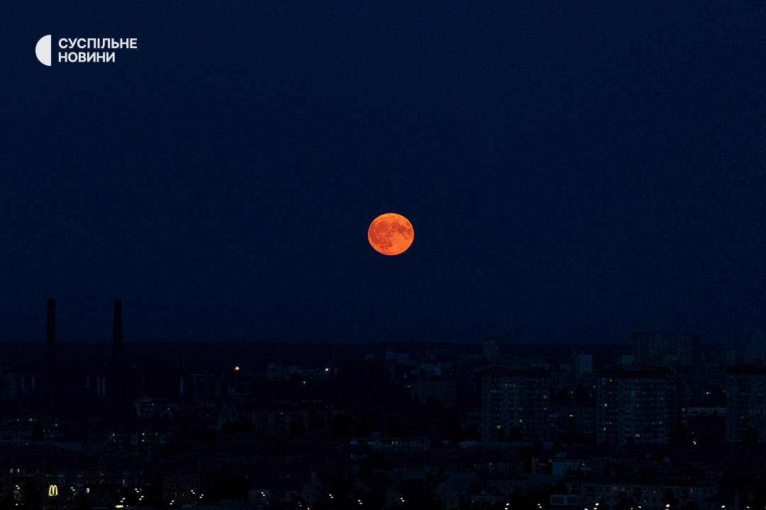 Над Україною зійшов Блакитний Супермісяць Над Україною зійшов Блакитний Супермісяць