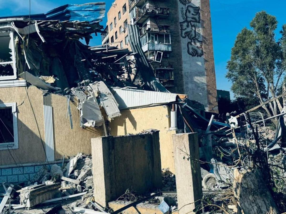 РФ вдарила ракетою по готелю у Краматорську РФ вдарила ракетою по готелю у Краматорську