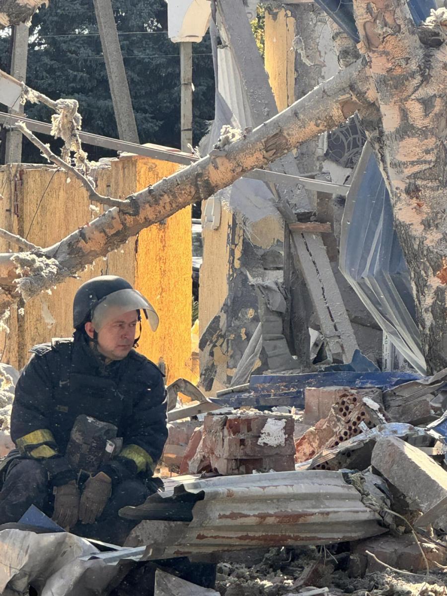 РФ вдарила ракетою по готелю у Краматорську РФ вдарила ракетою по готелю у Краматорську