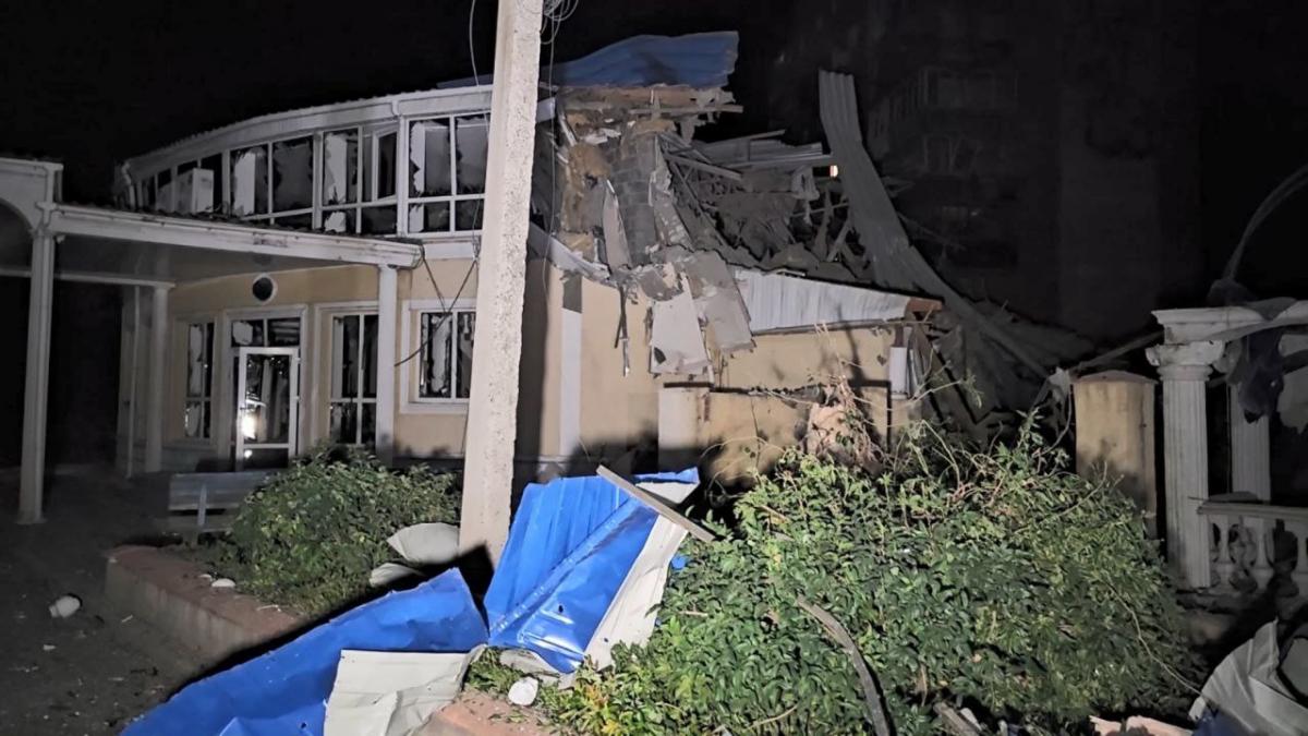 РФ вдарила ракетою по готелю у Краматорську РФ вдарила ракетою по готелю у Краматорську