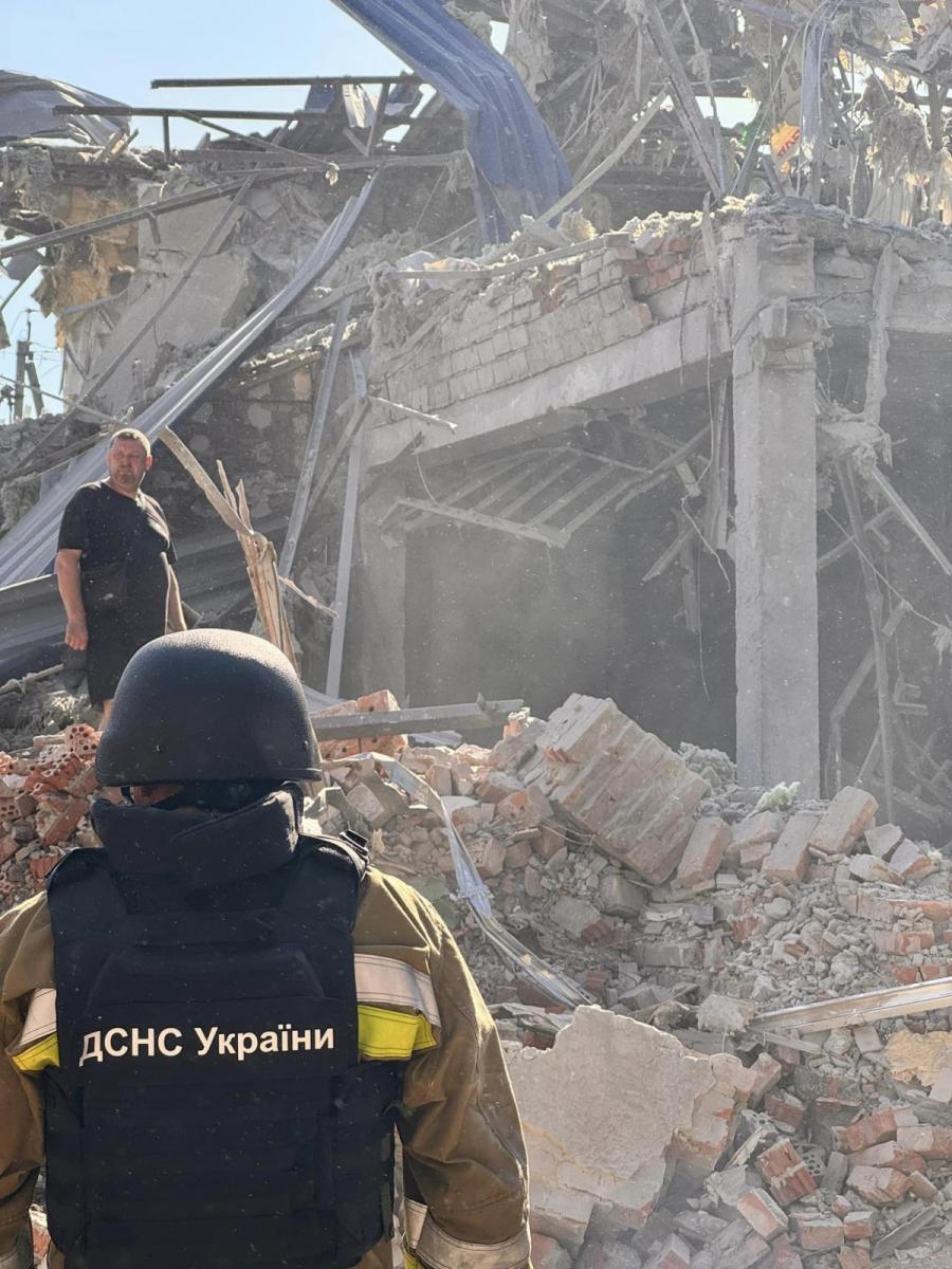 РФ вдарила ракетою по готелю у Краматорську РФ вдарила ракетою по готелю у Краматорську