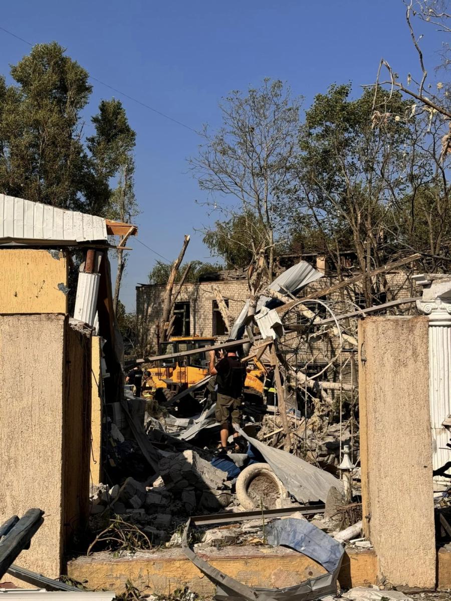 РФ вдарила ракетою по готелю у Краматорську РФ вдарила ракетою по готелю у Краматорську