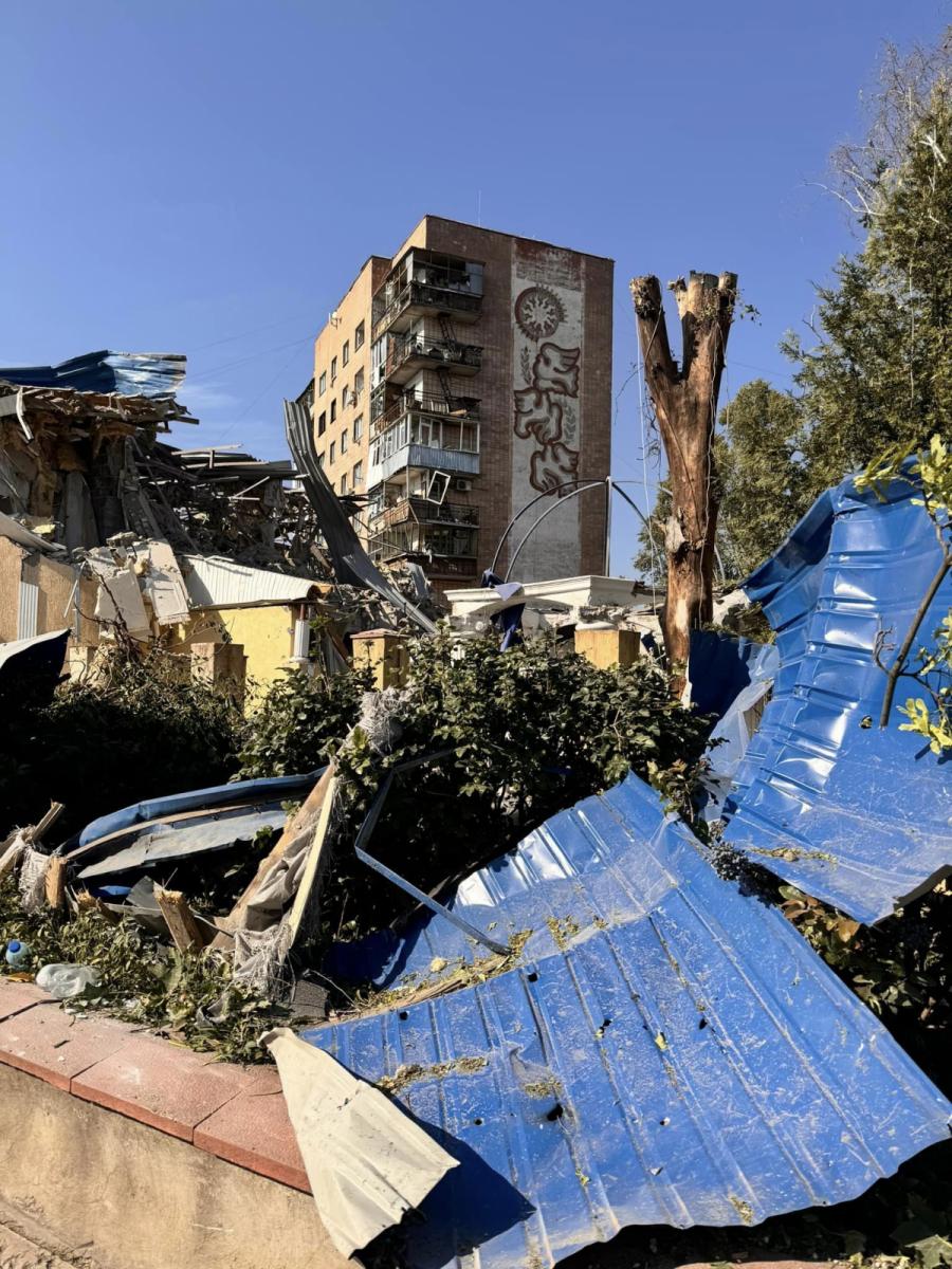 РФ вдарила ракетою по готелю у Краматорську РФ вдарила ракетою по готелю у Краматорську